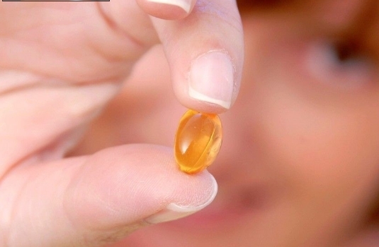 维生素e涂脸能美白皮肤,但为啥不建议你白天用?看完或许就懂了