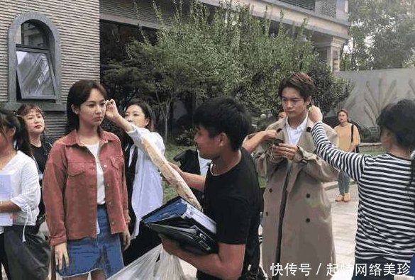 杨紫又换男友了,和他穿同款鞋子举止亲昵,邓