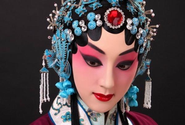 龙梓嘉从小就在一个艺术家庭中长大,外婆是湖南省湘剧院的演员,儿时