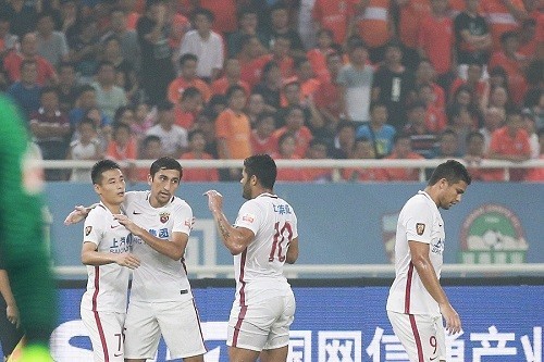 恒大厕所滑跪!上港3次登顶全错失 身后群狼逼