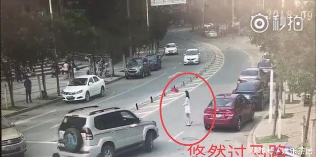 深圳一女子横穿马路竟被行驶缓慢的越野车撞倒