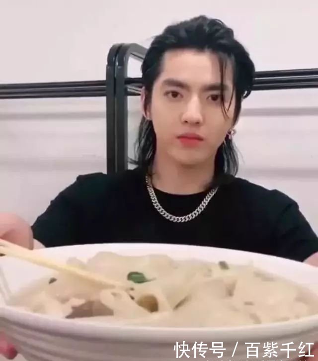 吴亦凡《大碗宽面》,穿着没什么违和感