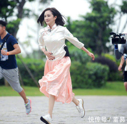 杨幂参加跑男剧照流出,大幂幂身穿粉红色民国