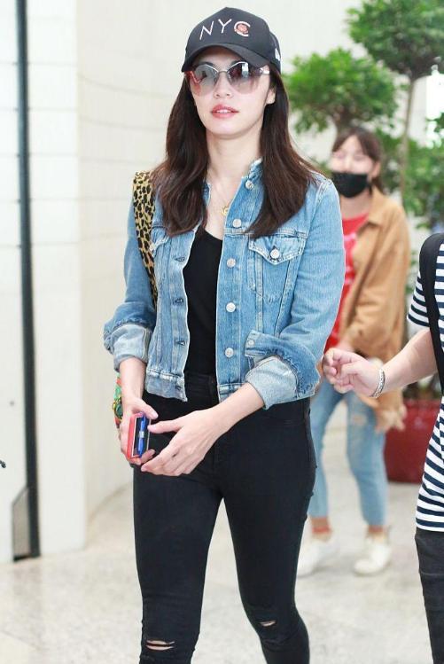 生完二胎的姚晨,身材越来越好了,穿紧身裤大秀