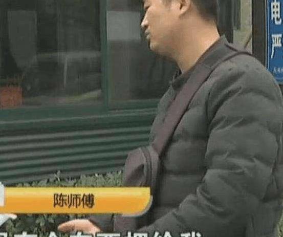 辽宁女孩为找男友跨省打车, 2300块车费没钱付, 下车一句话司机蒙