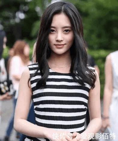 鞠婧祎与关晓彤同框, 相差3岁差距大, 网友: 淑