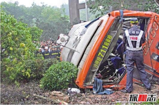 10·1重庆711公交灵异事件,大巴从桥上坠落致