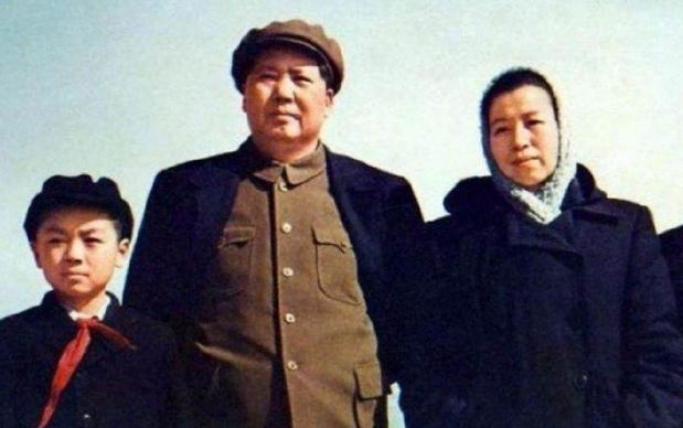 揭秘:毛主席为何把军队指挥权交给只当过重庆市委书记的他,不是