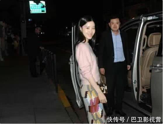 章泽天深夜出门,素颜朝天,被记者拍到后大方微