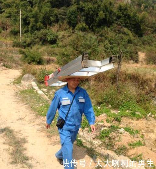 搞笑图片幽默段子笑话狗狗你帮主人打扫卫生呢