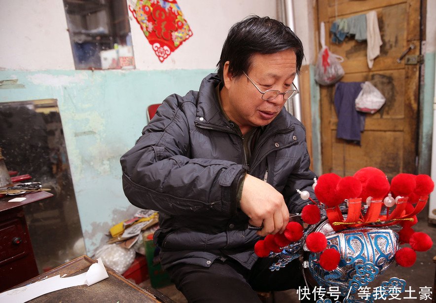 陕西戏帽子王专注制作秦腔戏帽四十年