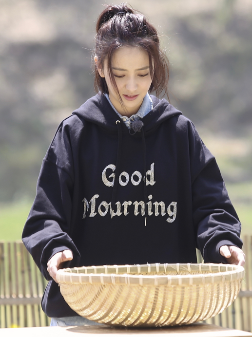 佟丽娅身穿连帽卫衣,搭配牛仔短裤和拖鞋,录制