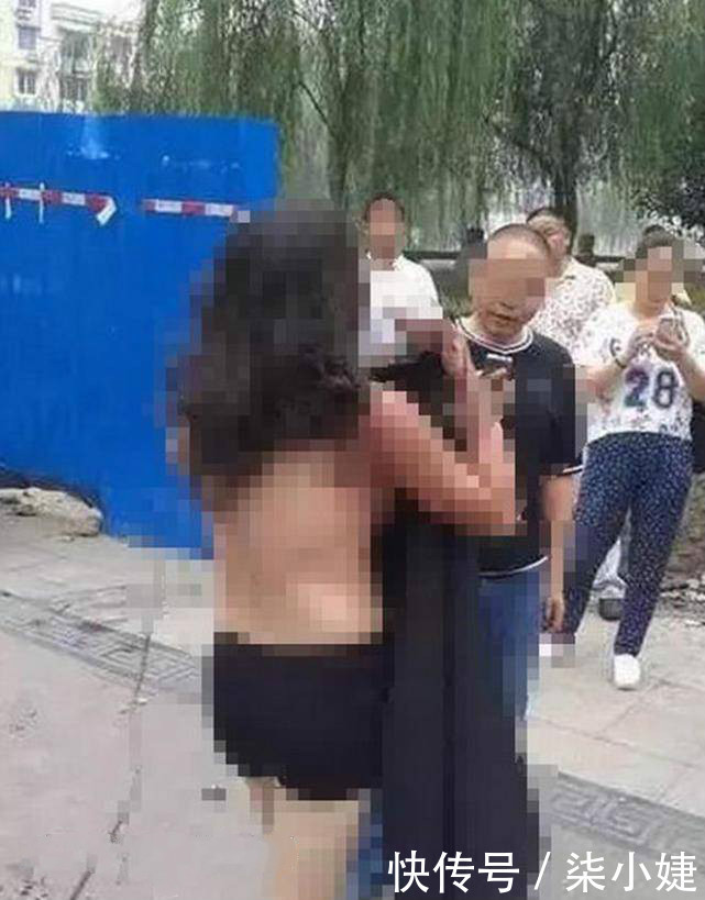 妻子婚内出轨，丈夫不顾颜面在大街上扒光衣服暴打妻子