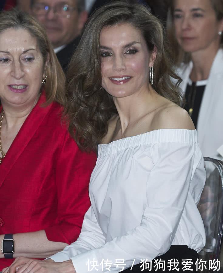 西班牙王后莱蒂齐亚白衣黑裤秀香肩