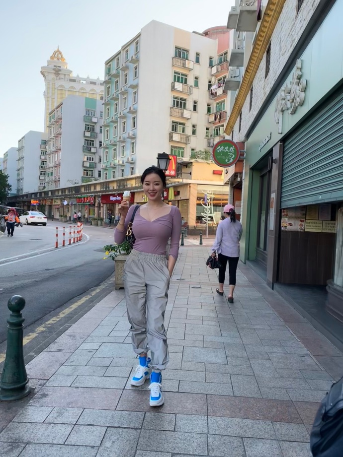 本是一名普通女大学生,却因为刘强东而爆红,迅