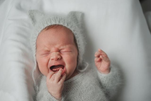 什么新生儿一出生就大哭?网友:出生就大笑会吓