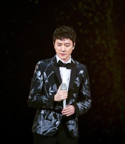 赵丽颖跨年夜晒老公冯绍峰照片夸赞紧张又可爱