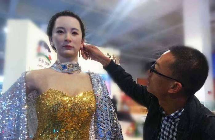 仿真美女机器人越来越逼真, 功能越发强大, 引发