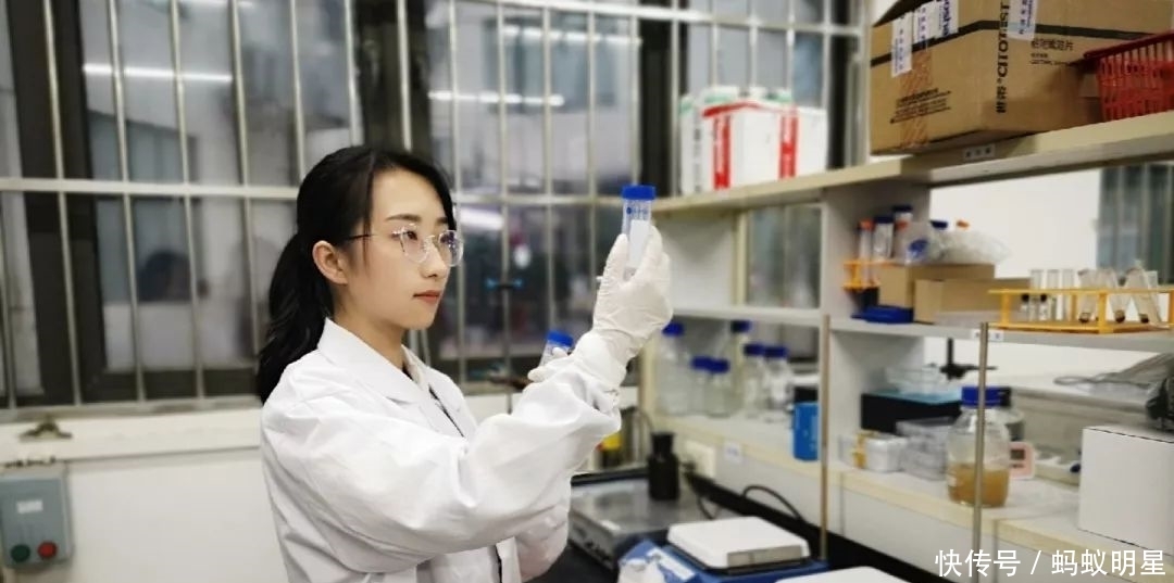 现在和爱人一起生活吗