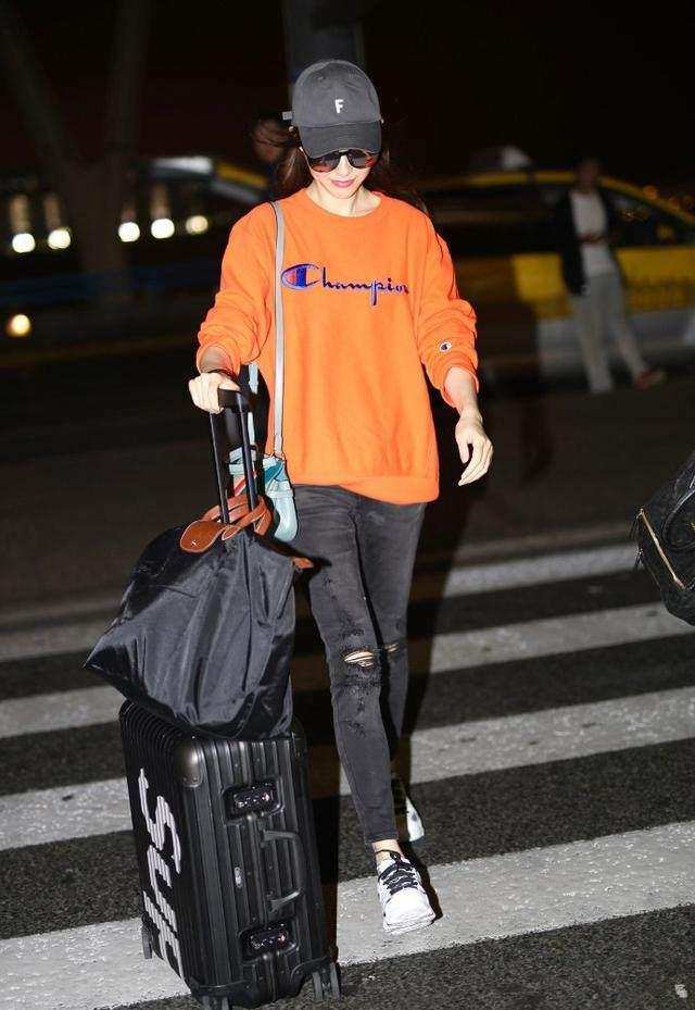 感觉唐嫣裤子随时会掉, 腰大裆长皮带还不紧, 网