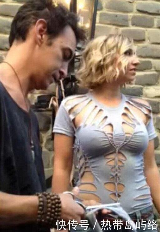 国外男子当街剪开美女衣服,路人停足观看默不作声