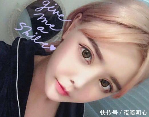 网红韩安冉终于回归,直播间素颜化妆,网友简直