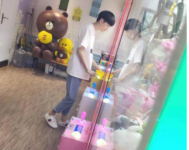 快手网红杨清柠王乐乐同晒游戏厅照,貌似和好