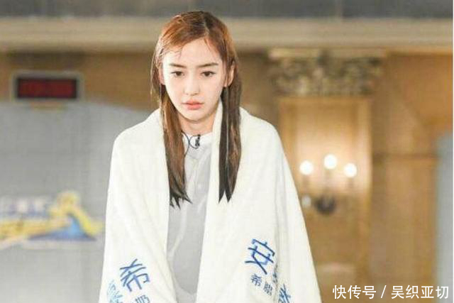 杨颖做游戏时落水,脸上化妆品被泡后,29岁的她
