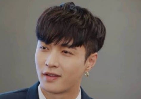 黄子韬个性签名祝张艺兴生日快乐,还晒出合照