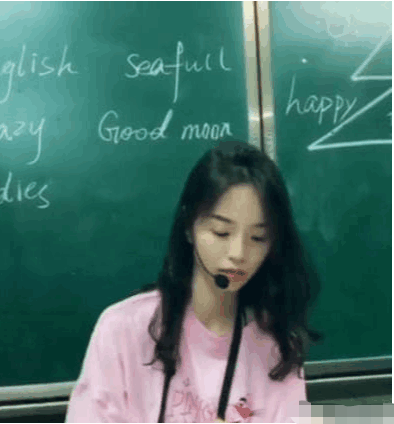 英语老师下课被偷拍, 用书挡脸的那一刻, 纷纷