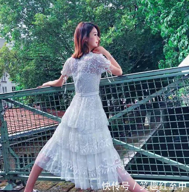 赵丽颖产后出院与冯绍峰牵手同行,婆婆抱娃超