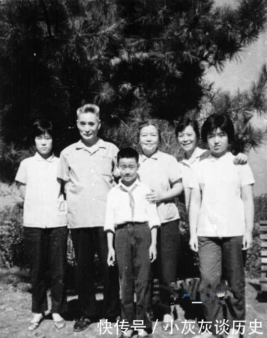 战犯黄维三个孩子都被共产党送进大学,他回乡