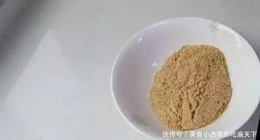 慕斯蛋糕相对其他蛋糕来说,似乎要更受广大小伙伴喜爱,因为它不会腻,口感独特,并且冰冰凉凉的很适合夏天。我问过很多朋友有没有自己在家尝试做慕斯蛋糕,她们几乎都说没想过,因为觉得做法可能很困难,或者没有烤箱,或者觉得天气热不想进厨房这些回答让我有些诧异,因为慕斯蛋糕的做法相对其他蛋糕是非常简单的,基本上零基础也能一次做成,并且根本不需要烤箱,更加不必在厨房做。 做法分享给大家,喜欢甜点的吃货们一定不要错过哦! 消化饼干160克,黄油80克