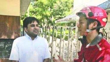 外卖小哥英文对话老外成网红, 自称: 学历不高,