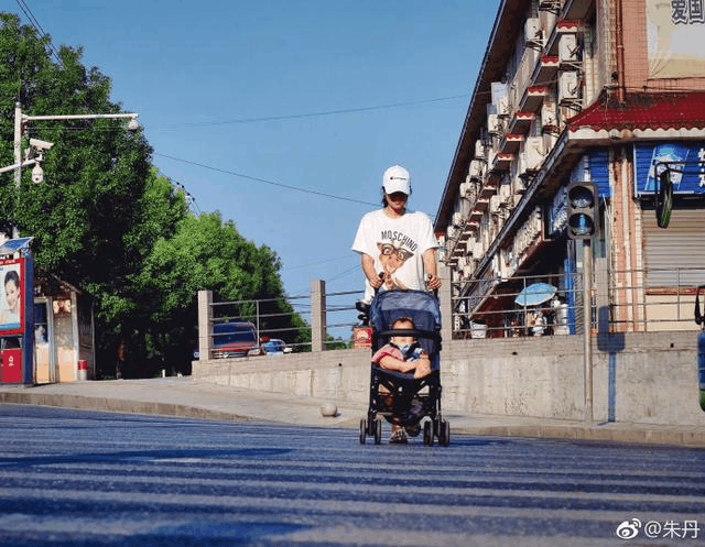 朱丹素颜带娃上街买葡萄意外曝光住址？这神角度掩盖了宝宝的真容