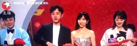 唐嫣罗晋元旦晚会秀恩爱,同台连唱3首歌,小细