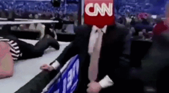 推特上传一段长约28秒的恶搞视频,片中他把一名头部被