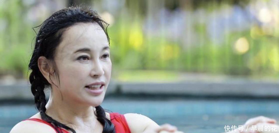 刘晓庆素颜出现在泳池,60岁的脸保养年轻少女