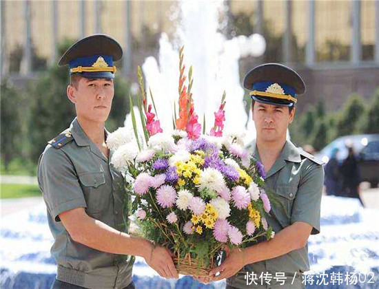 他是孤儿院走出的总统,51岁当选,连任27年,去世时普京跪拜