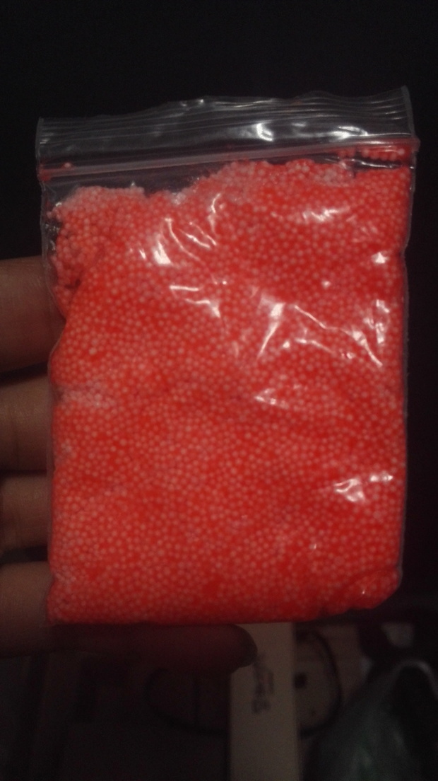 小塑料袋里装着白色细颗粒和红色粘稠物,是什
