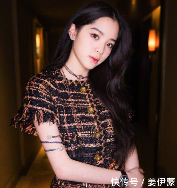 欧阳娜娜真会穿,纱裙搭配紧身裤好特别,这是穿