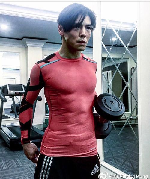 向佐健身狂练肌肉,网友这是要超越李小龙
