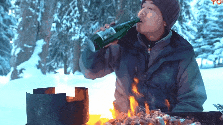 野食小哥喝酒吃肉表情亮了-360视频