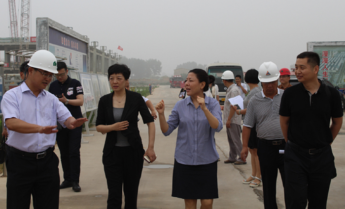 河南省商务厅副厅长李若鹏等一行,深入展馆工地,与郑州市会展办,省内