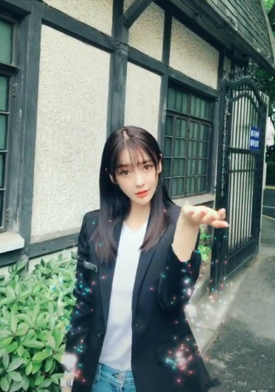 放电不停!Angelababy剪齐刘海跳手势舞比心元