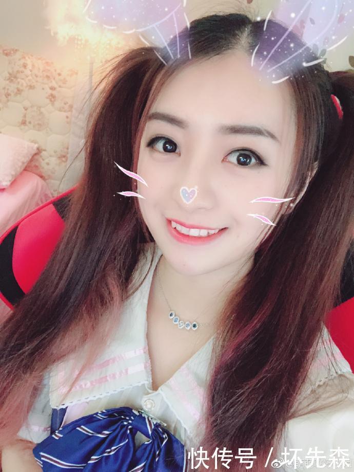 婷小姐童年照首度曝光,清纯双马尾直播过六一