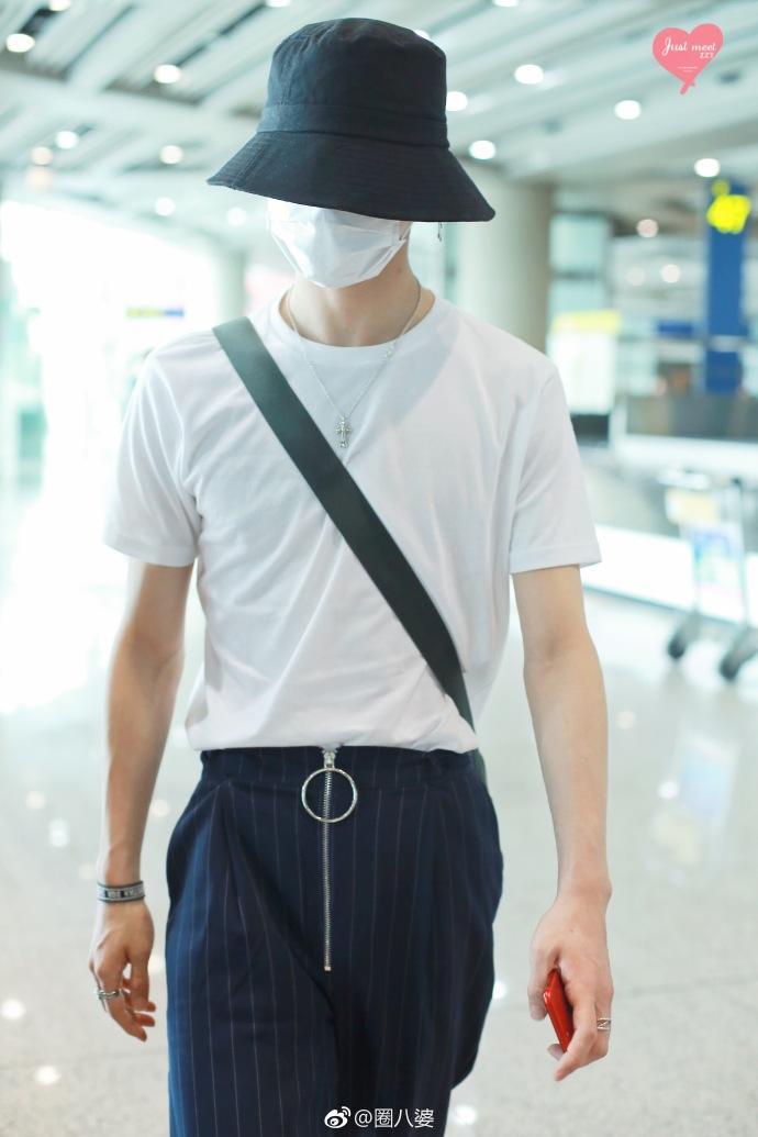 朱正廷现身北京机场，简约随性而不失时尚感，网友：喜欢这种风格的朱仙子