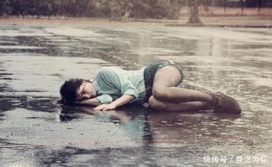 一进门就看到我老婆在打我妈,可看到地上后,我拿衣架抽了我妈!