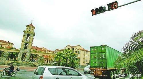 当黄灯最后一秒越过停止线时,是走还是停留交