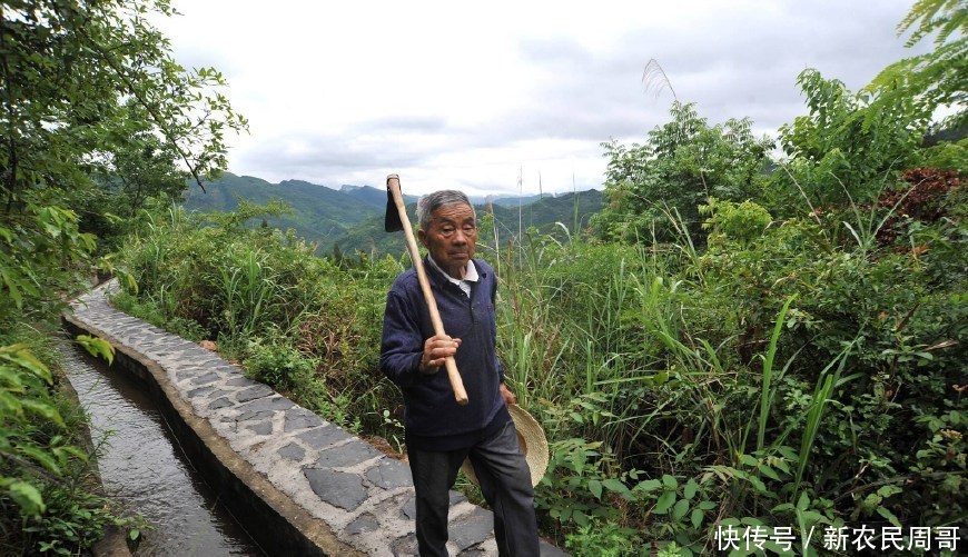 当代愚公移山，村支书带领村民悬崖开渠三十六年，打通生命之水！